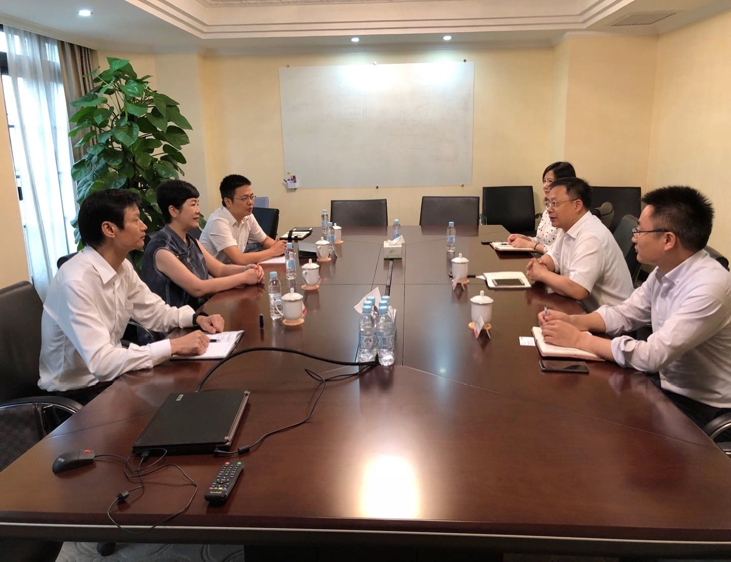 鼎安经纪应邀赴人保上海分公司进行业务交流