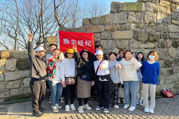 鼎安保险经纪组织“3.8妇女节”岳麓山登山活动